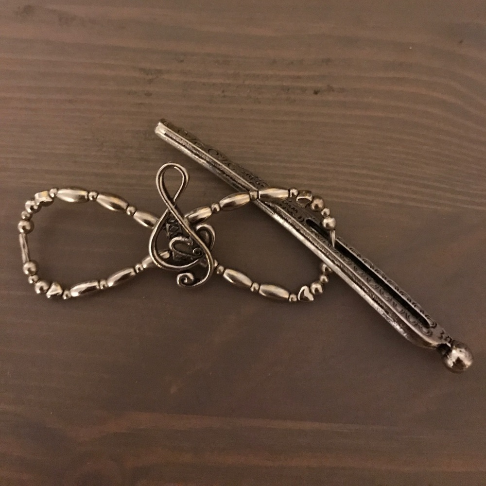 Treble clef hair accessory