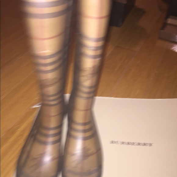 Burberry rain boots - Picture 3 of 8