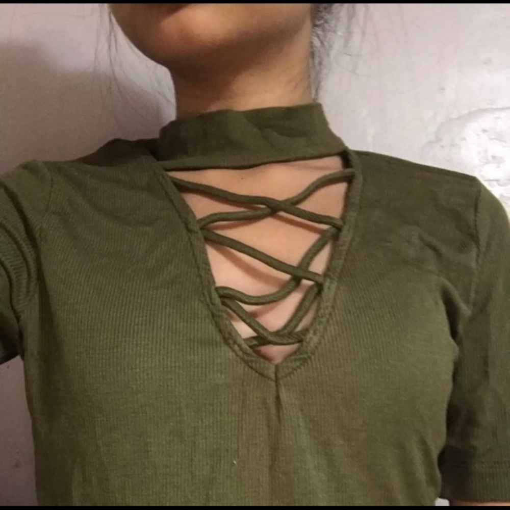 Choker Criss Cross Shirt
