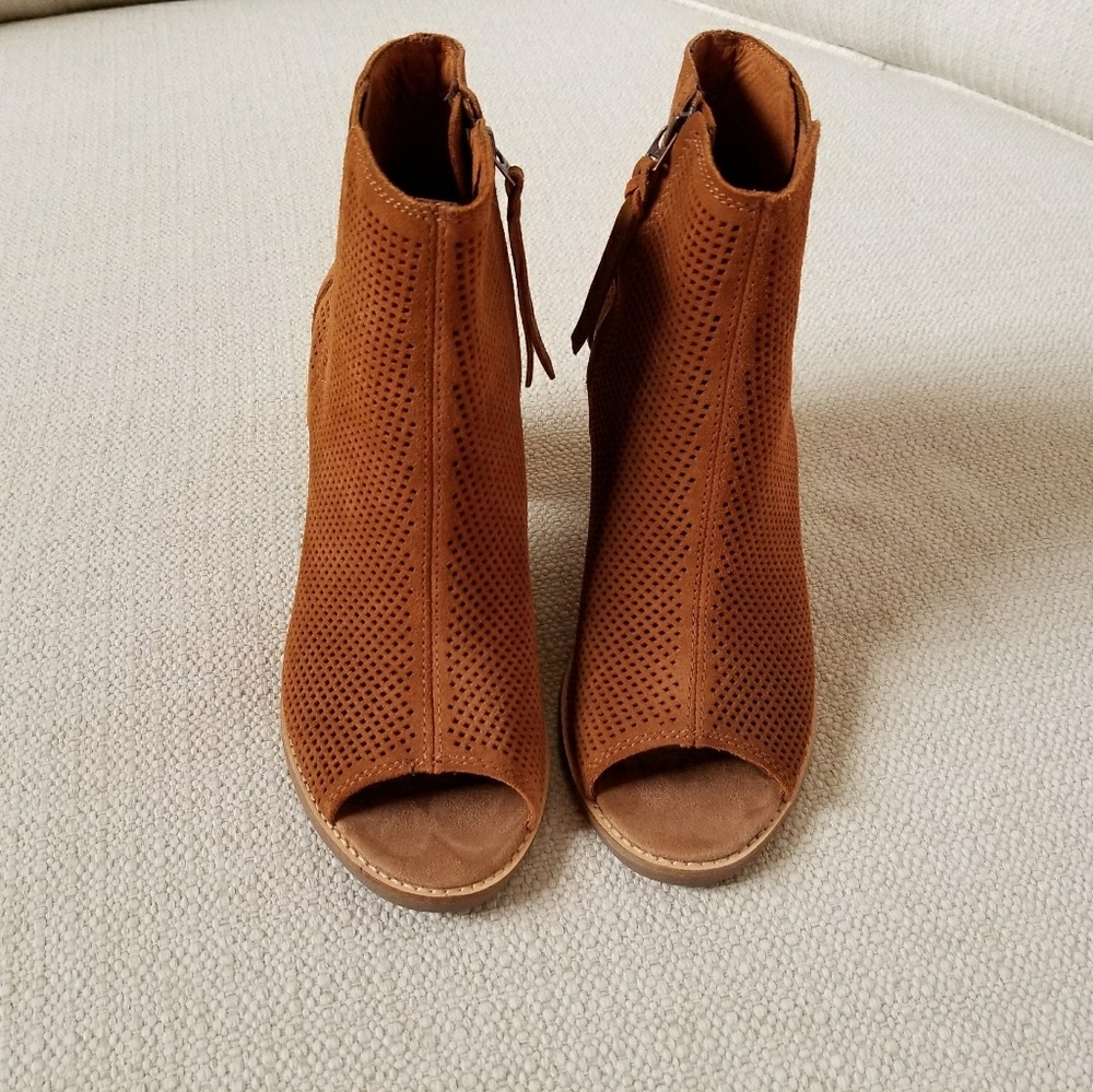 Tom's Majorca Perforated Suede Peep-Toe Cognac
