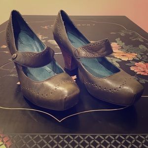 Olive Mary Jane with wooden heel. Sz 9