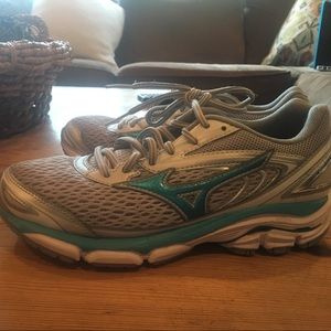 SOLD Mizuno running shoes size 8