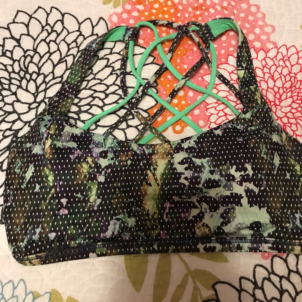 Lululemon "free to be" bra