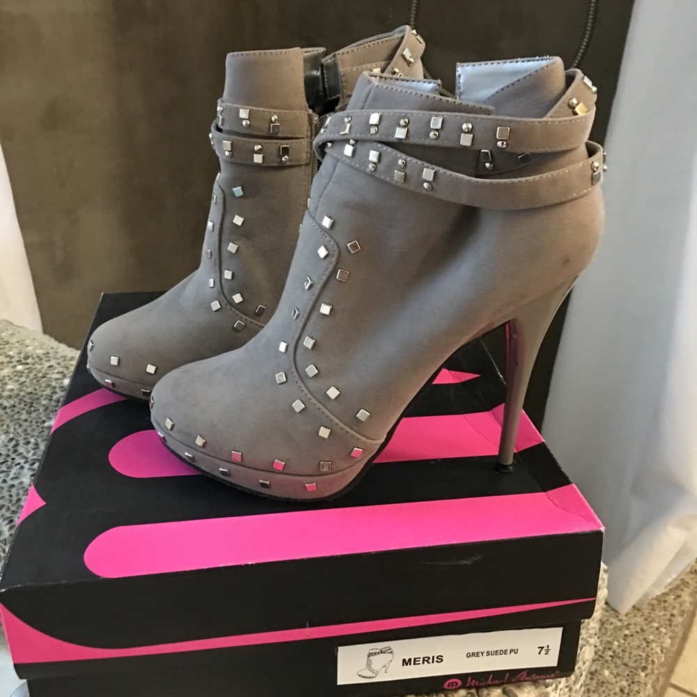 💕 Grey Suede Booties 💕