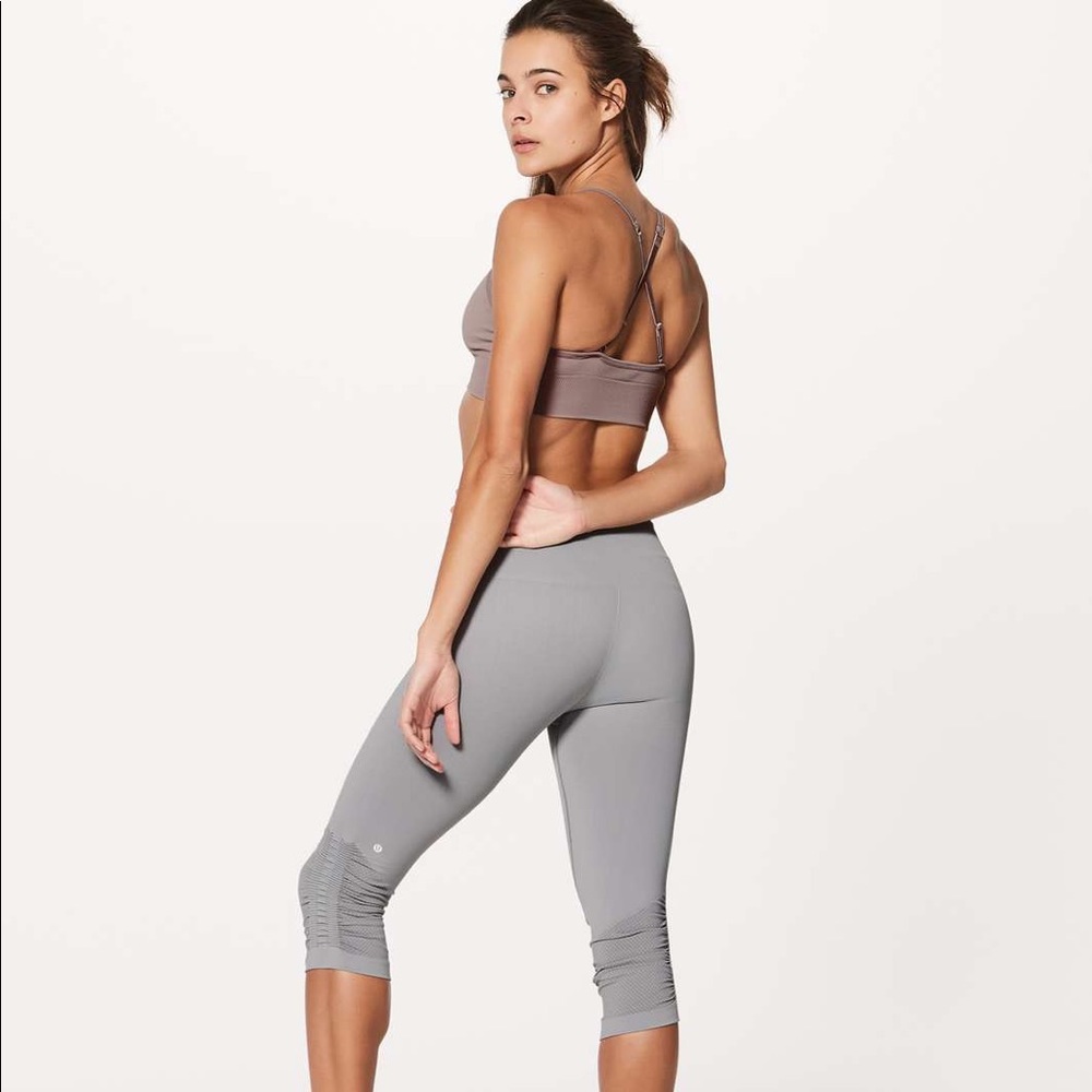 🅿️🅿️$105 Lululemon Awakening Crop Ice Gray 6