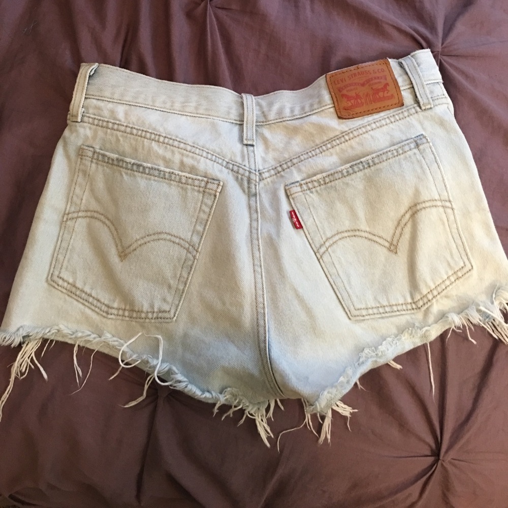 URBAN OUTFITTERS LEVI SHORTS