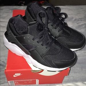 In sale today only!! Nike huarache run