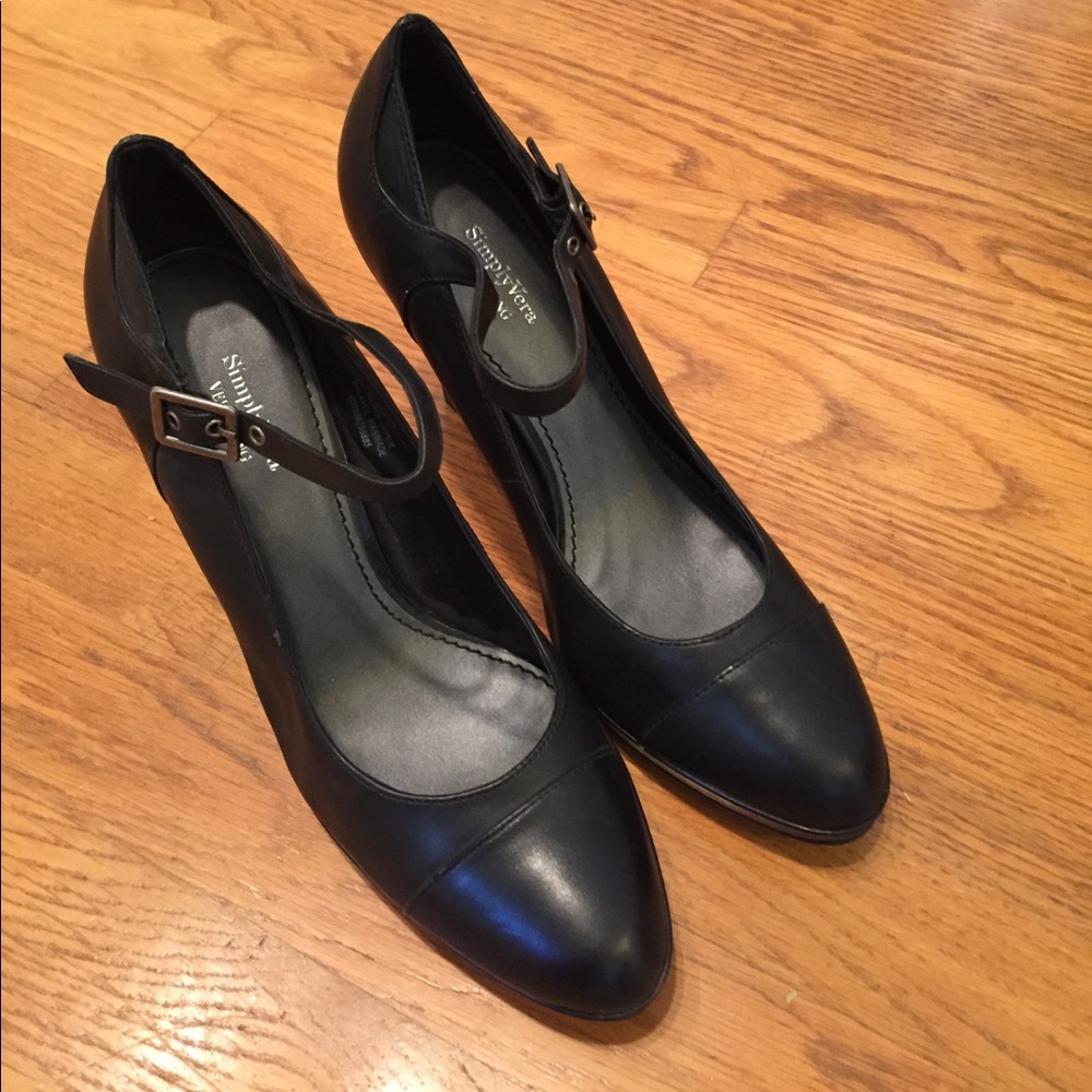 Simply Vera pumps NWOT!