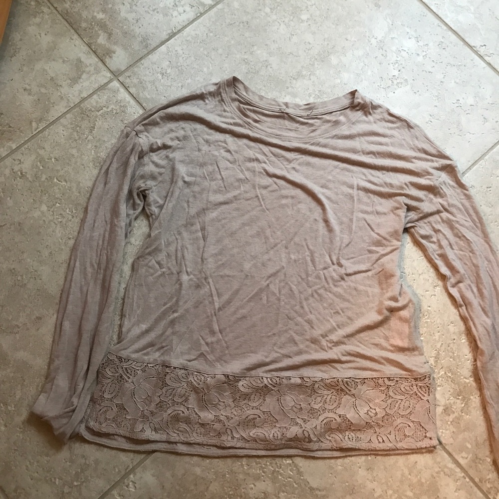 Comfortable long sleeve blouse with lace trim