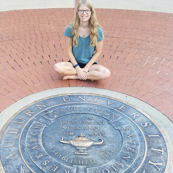 Meet your Posher, Laura - Picture 1 of 1