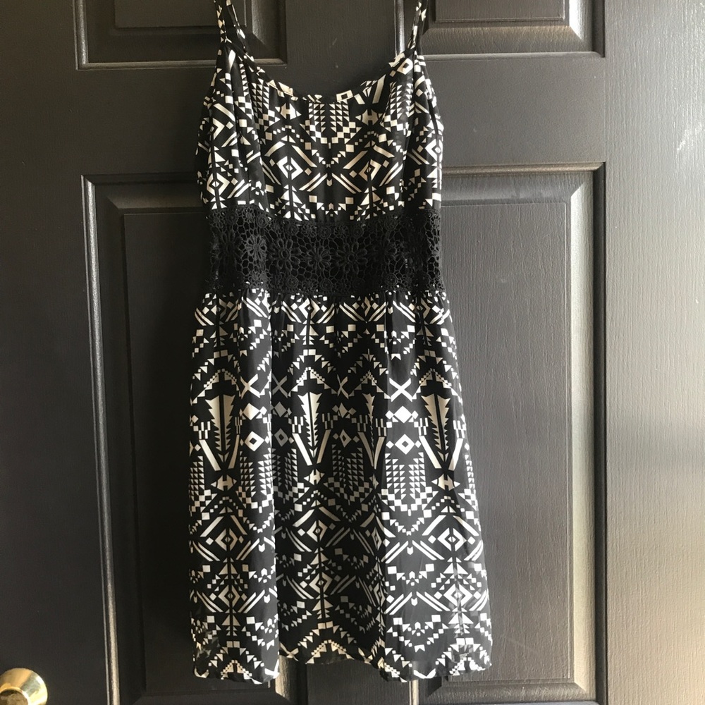 Black and white dress with POCKETS