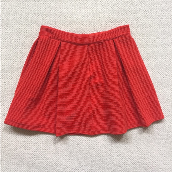 Red pleated skirt - Picture 1 of 3