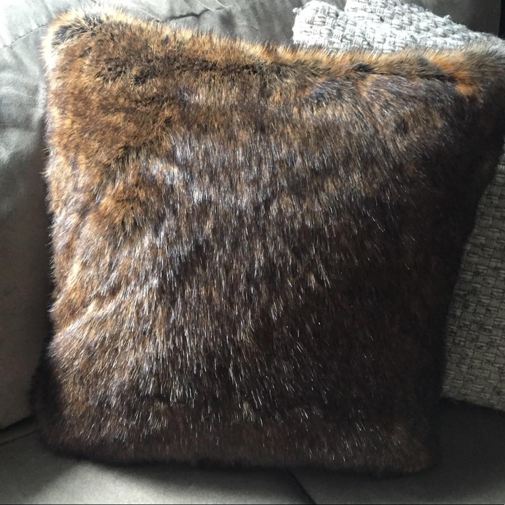Lindsay Home Fashion "Bear" Faux Fur Pillow