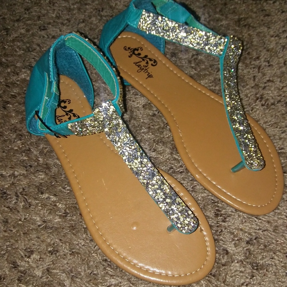Shoe's - Picture 2 of 2