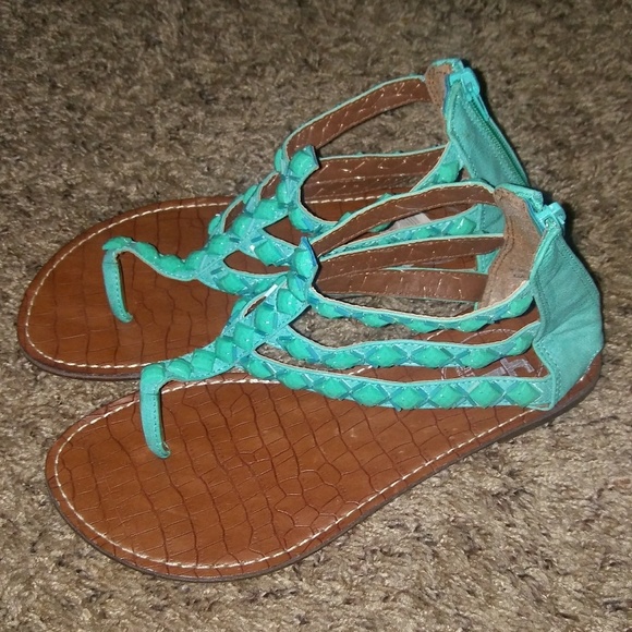 Shoe's - Picture 2 of 2