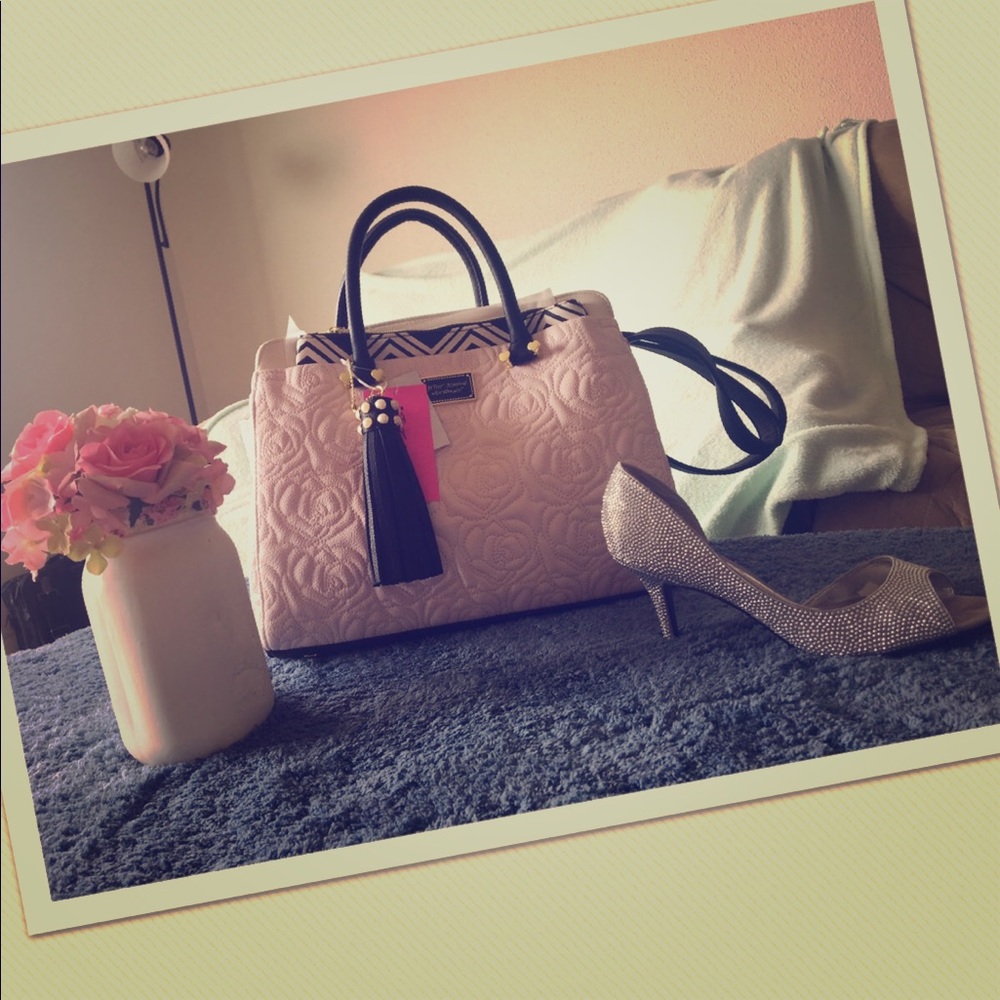 💞Beautiful must have BETSEY JOHNSON blush satchel