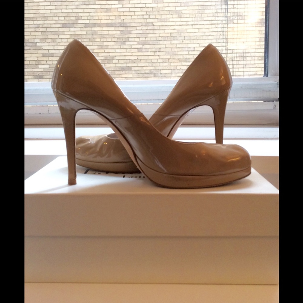 LK Bennett Sledge Pumps patent leather in taupe