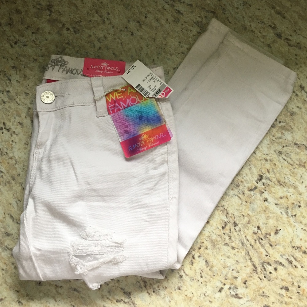 🏝SUMMER SALE! White Distressed Denim Jeans: NWT!