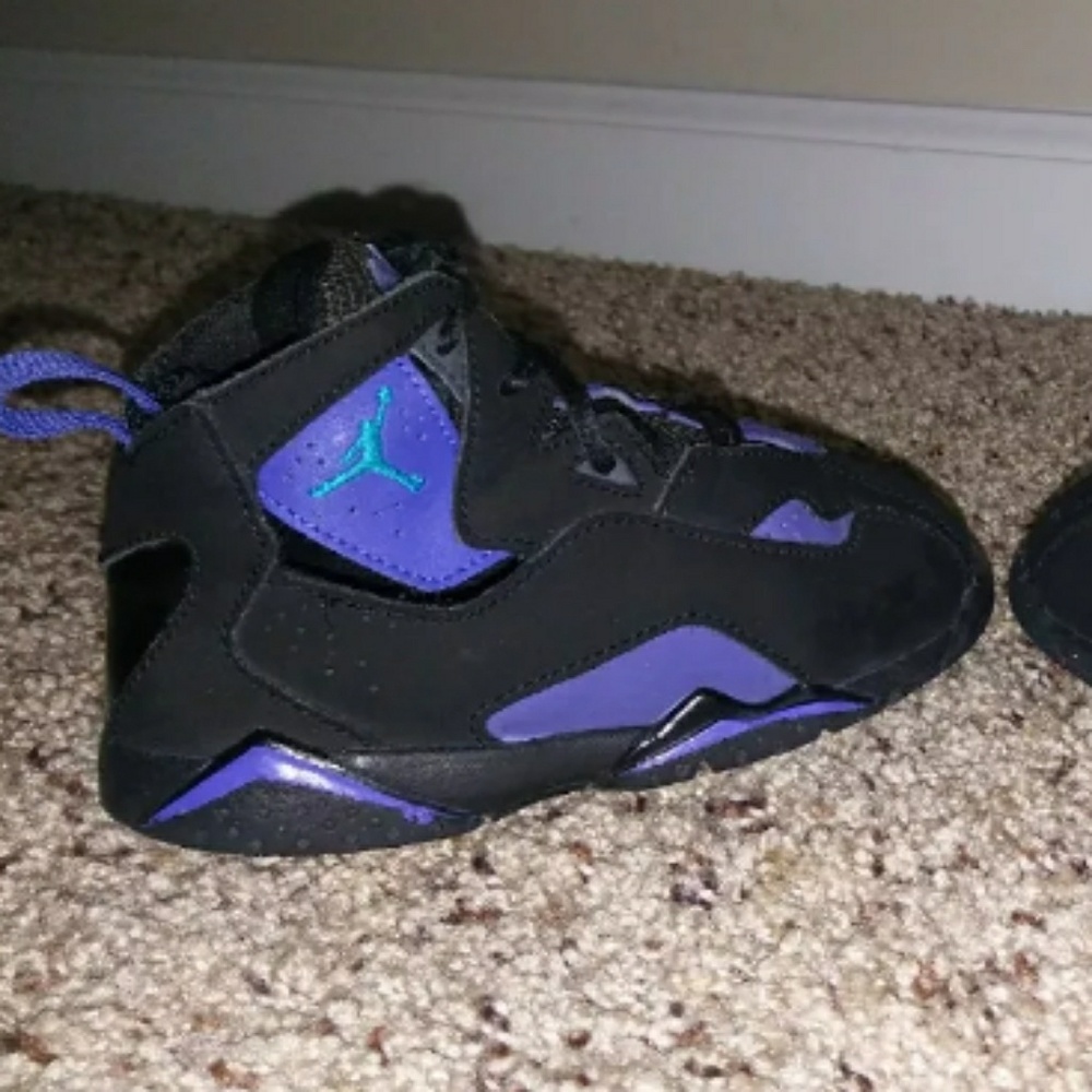 Shoe's - Picture 2 of 3