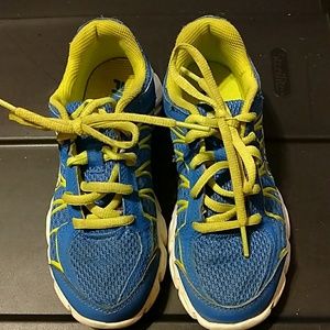 Fila youth boys tennis shoes, royal and lime