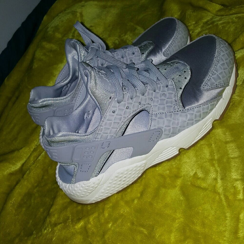 Womens nike shoes ON HOLD