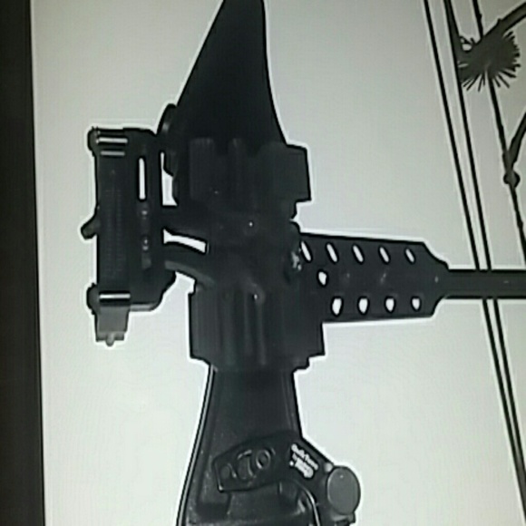 This is a grfite compound bow - Picture 2 of 3