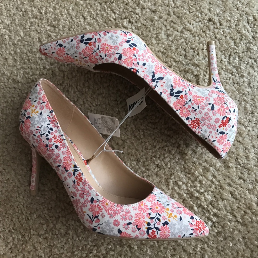 NWT Old Navy floral heels