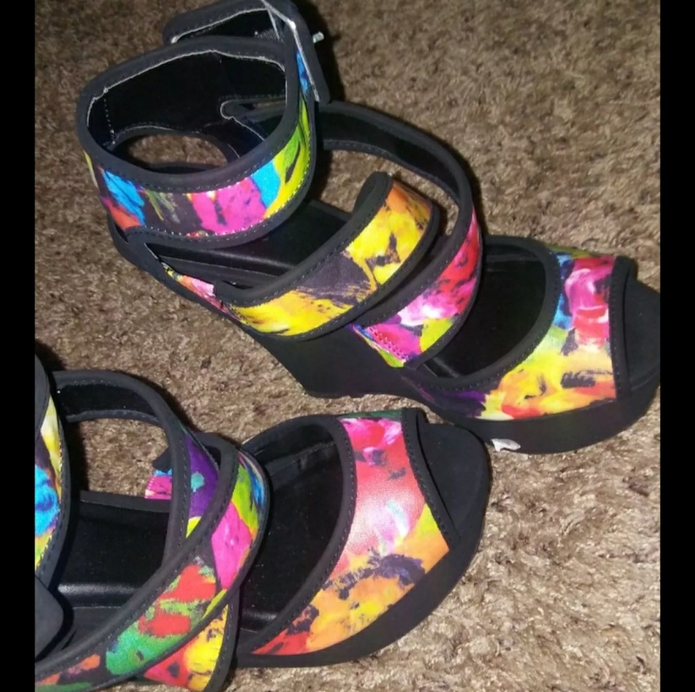 Shoe's - Picture 2 of 4