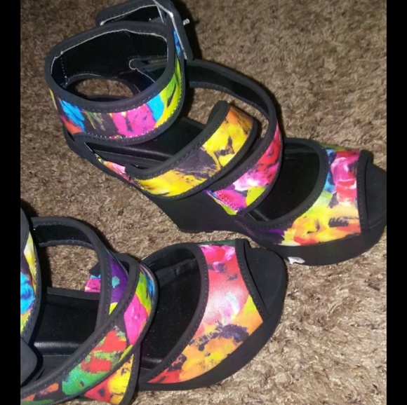 Shoe's - Picture 2 of 4