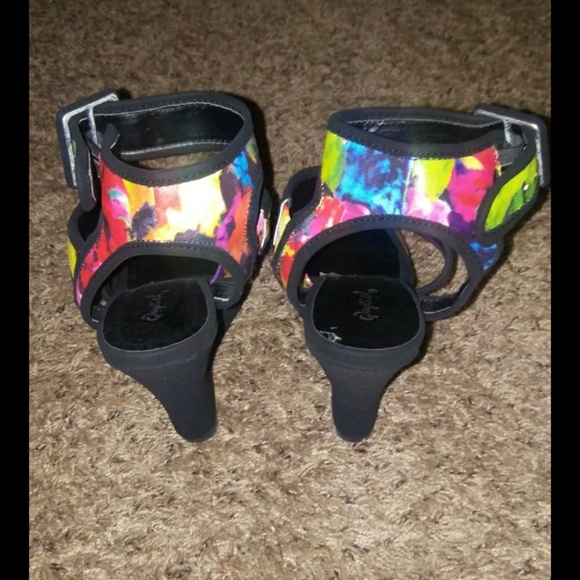 Shoe's - Picture 3 of 4