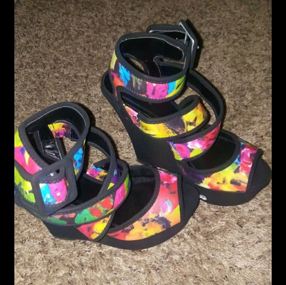 Shoe's - Picture 4 of 4