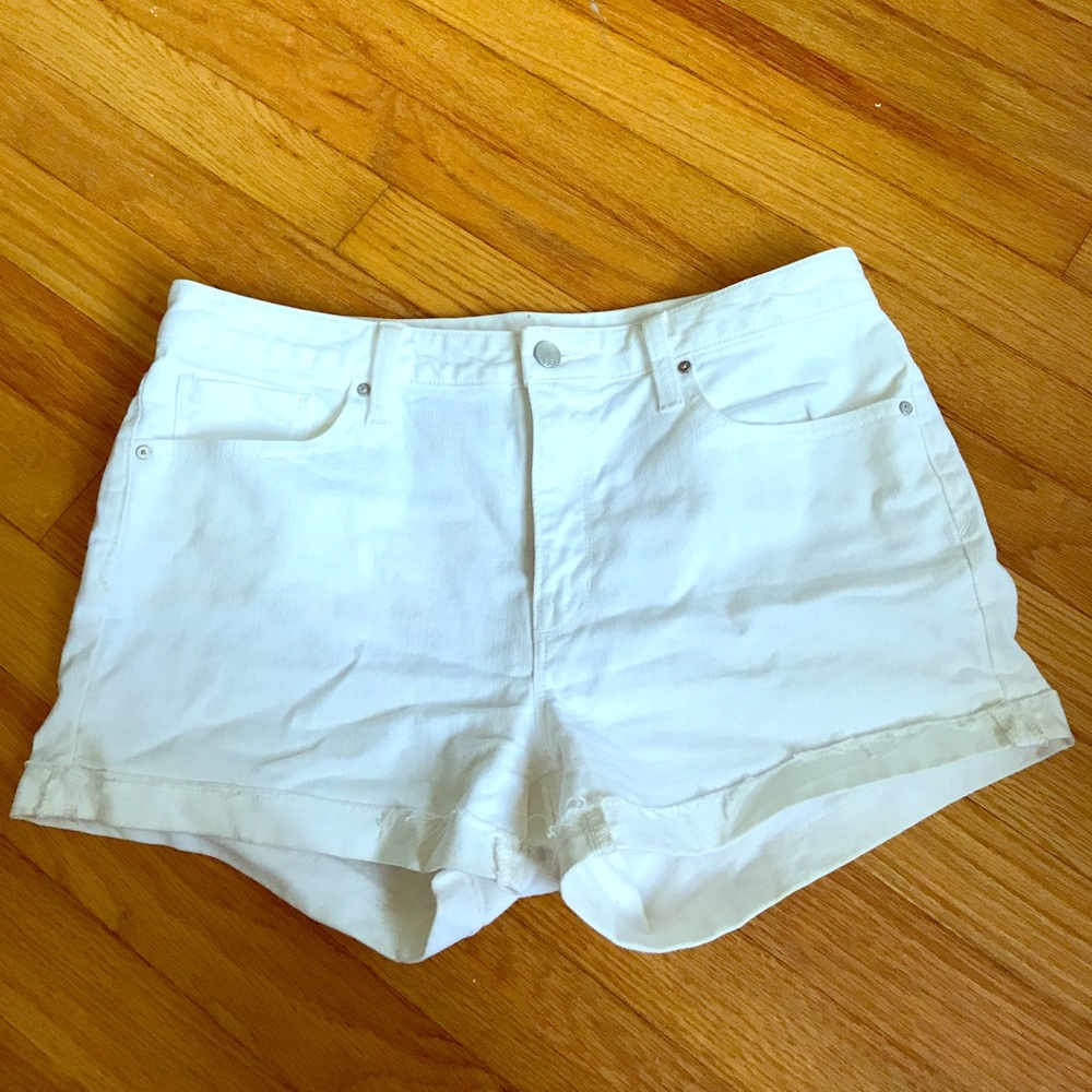 Gap "slim cutoffs" white shorts