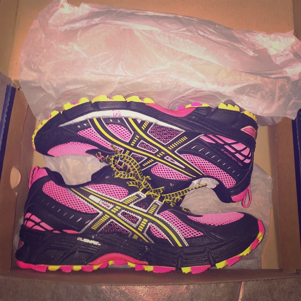 ASICS gel KAHANA sneakers. Size 7 1/2.