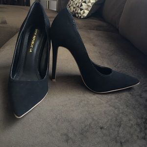 Black Pumps