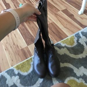 Brand New, size 10 brown boots
