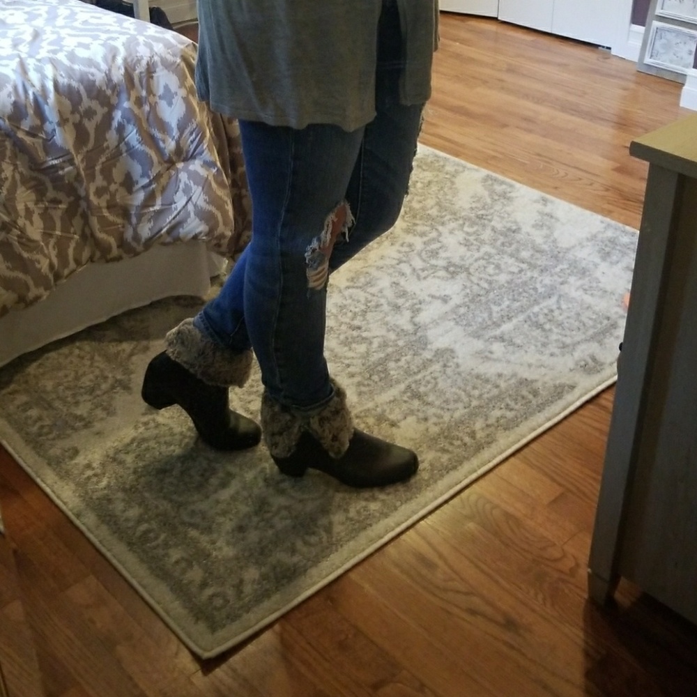 Cute Snowboot-like Booties with Faux Fur!