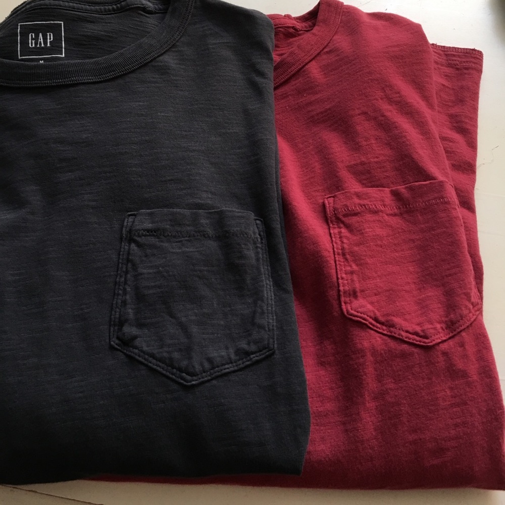 2 GAP pocket Ts. Red / grey