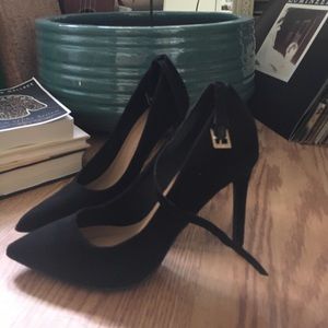 Black pumps
