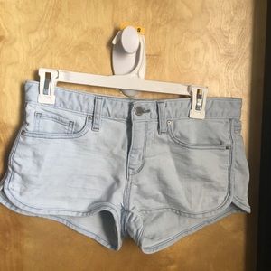 Gap light wash, dolphin hem short 🐬Size 26