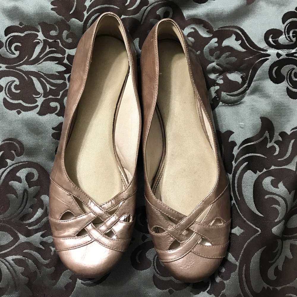 Tan/gold shoes