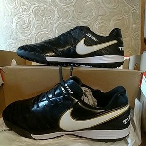 Black and white nike shoes size 9