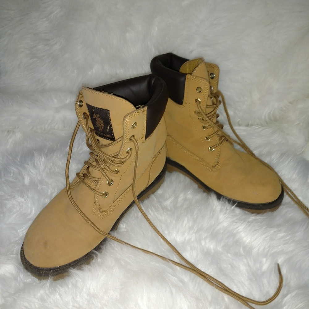 In great condition boys polo boats size 7.5(mens)