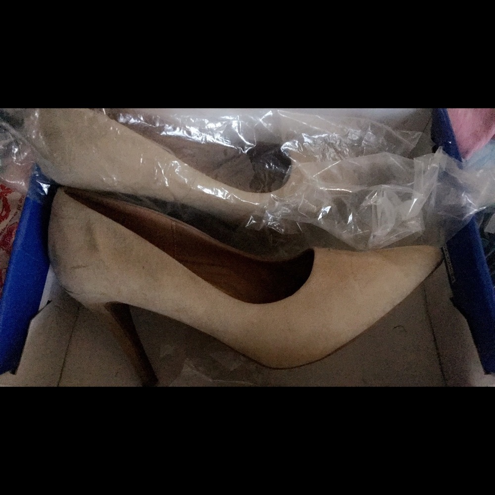 Pointed-toe Pump - Picture 2 of 2