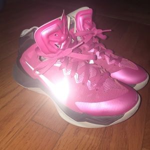 NIKE woman's basketball shoes!!