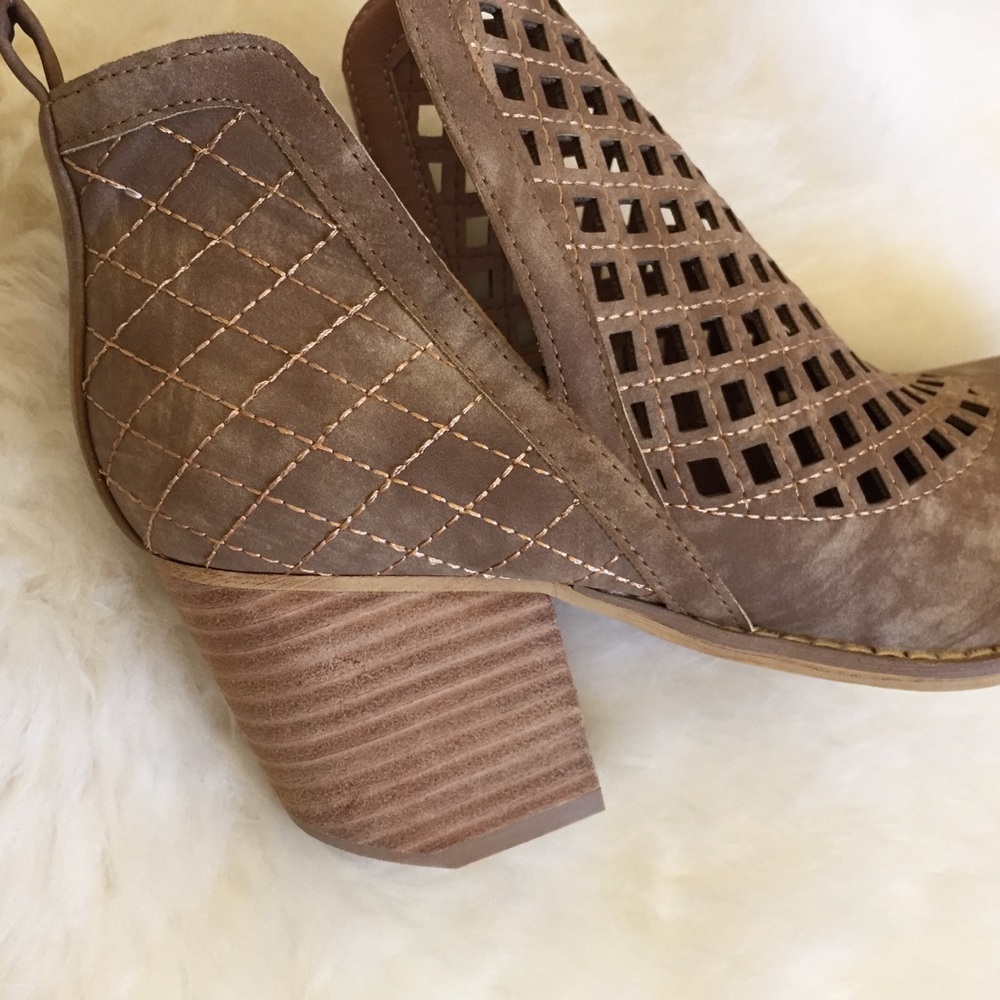 Last One- Size 6.5 Mi.iM Light Brown Ankle Booties - Picture 5 of 7