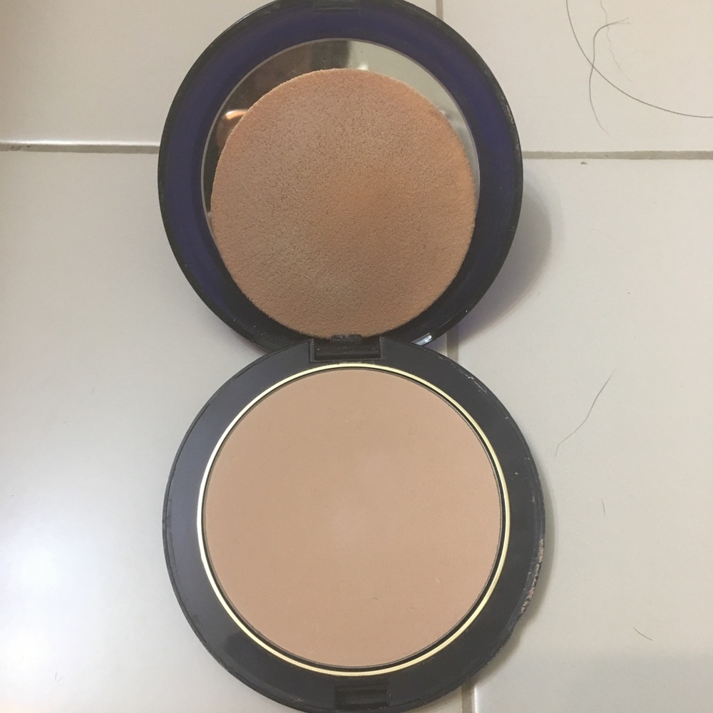 Estée Lauder Lucidity Pressed Powder in Light