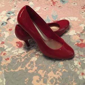 Red patent leather pumps/heels