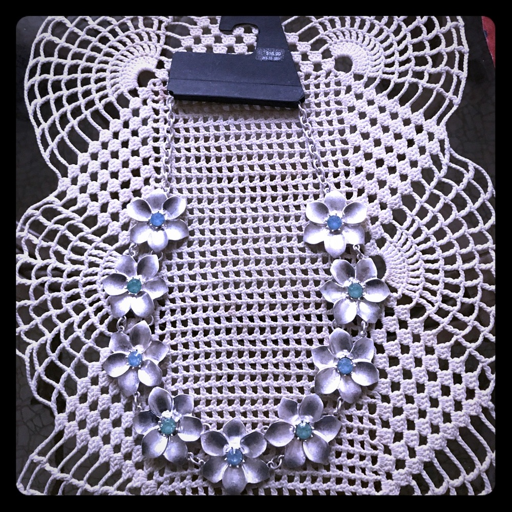 NWT Beautiful Flower Necklace!