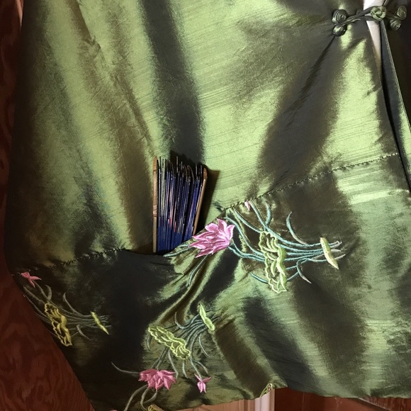 Shimmering Embroidered Emerald Silk Kimono Wrap - Picture 7 of 8