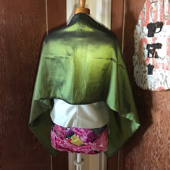 Shimmering Embroidered Emerald Silk Kimono Wrap - Picture 5 of 8